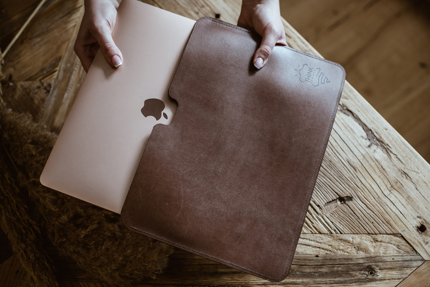 Skórzane etui na MacBook 13" Pro/Air - ciemny brąz - Stark Leder