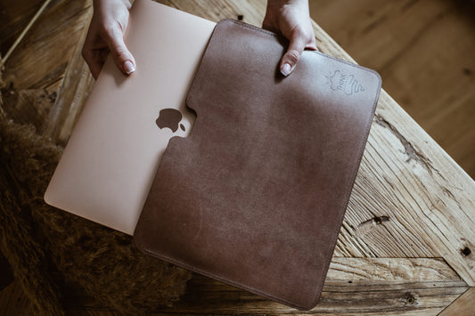Skórzane etui na MacBook 13" Pro/Air - ciemny brąz - Stark Leder