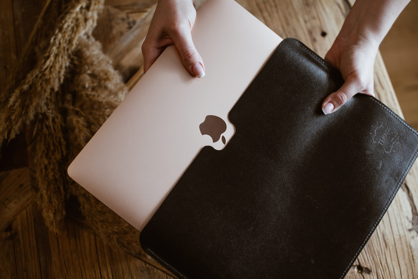 Skórzane etui na MacBook 13" Pro/Air - czarne - Stark Leder