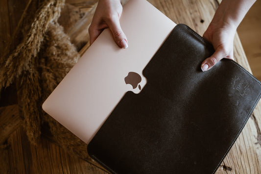 Skórzane etui na MacBook 13" Pro/Air - czarne - Stark Leder