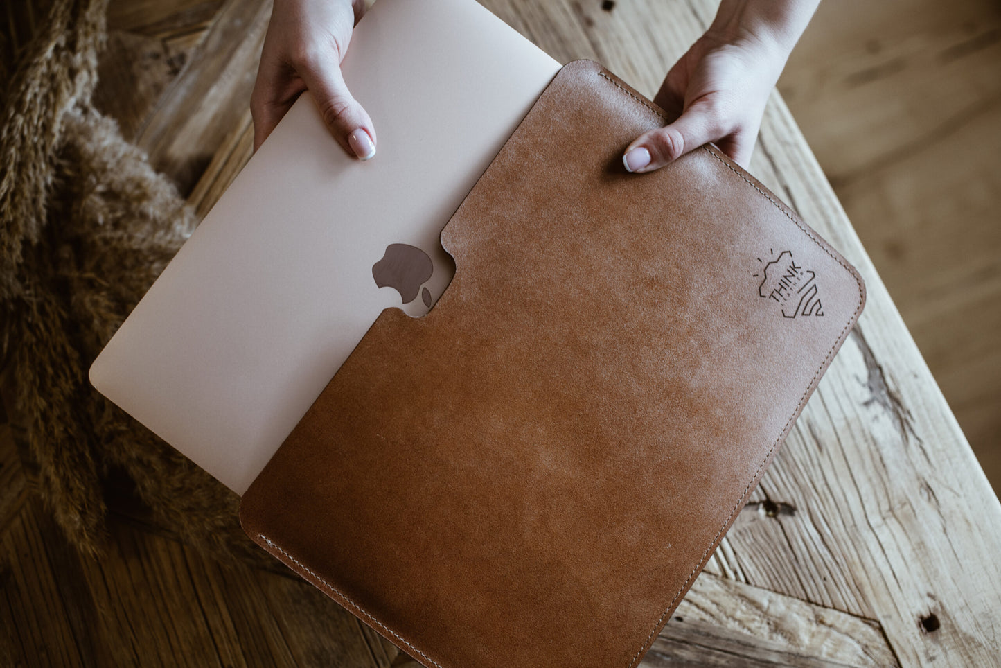 Skórzane etui na MacBook 13" Pro/Air - jasny brąz - Stark Leder