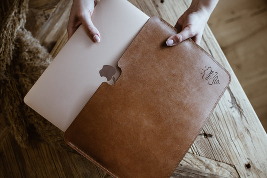 Skórzane etui na MacBook 13" Pro/Air - jasny brąz - Stark Leder