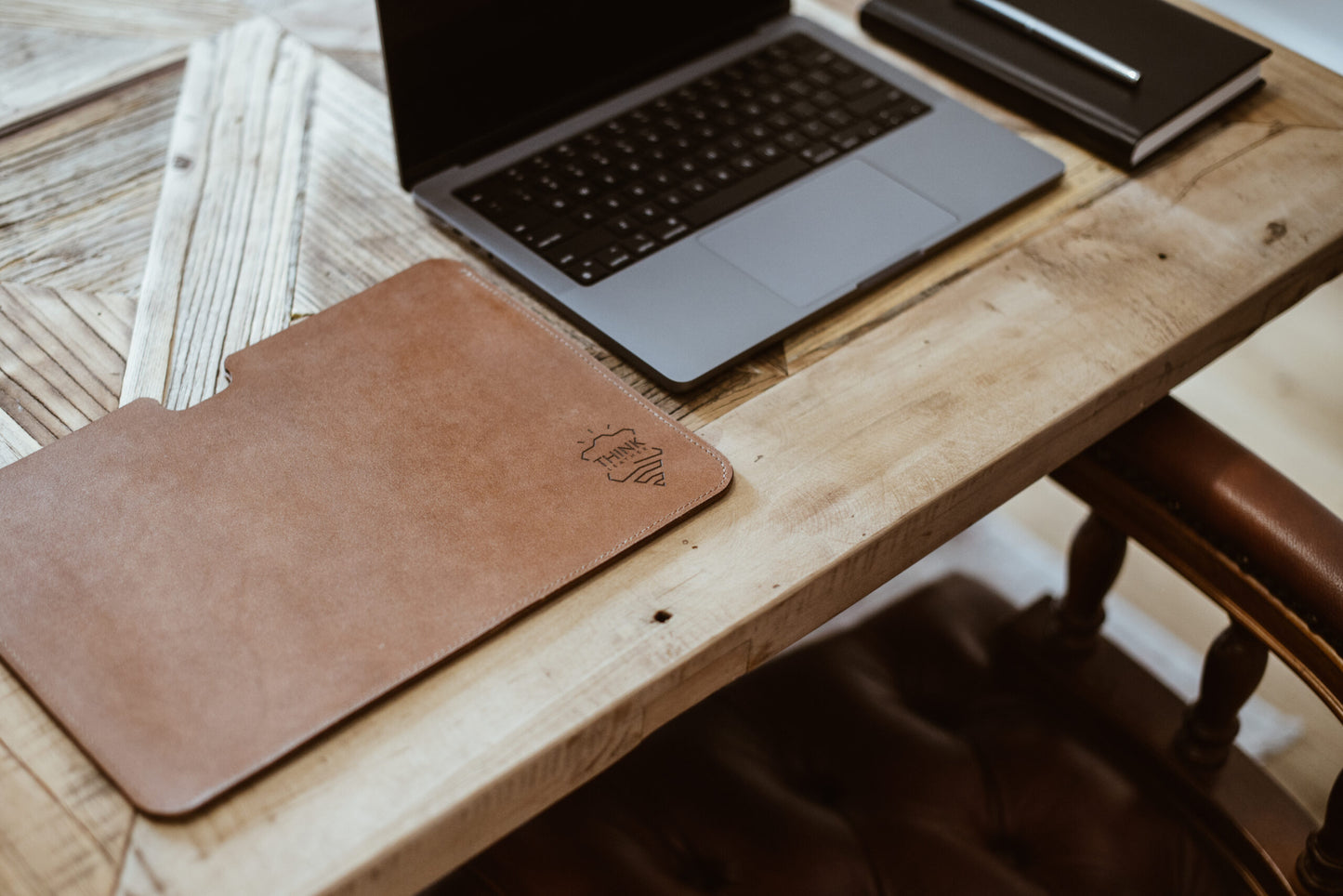 Skórzane etui na MacBook 13" Pro/Air - jasny brąz - Stark Leder